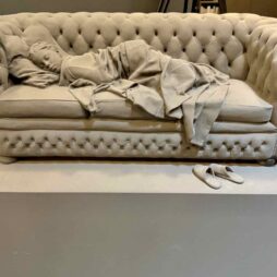 Vallee-de-la-Lys-Wunderkammer-Hans-Op-de-Beeck-canape