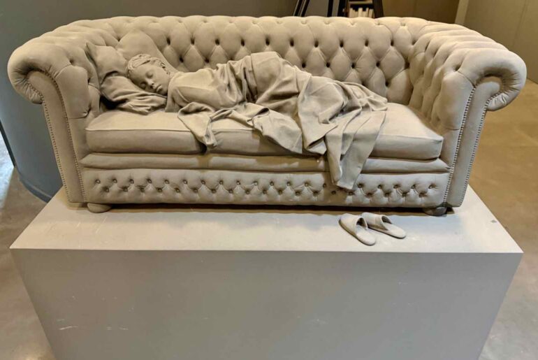 Vallee-de-la-Lys-Wunderkammer-Hans-Op-de-Beeck-canape