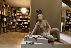 Vallee-de-la-Lys-Wunderkammer-Hans-Op-de-Beeck-statue