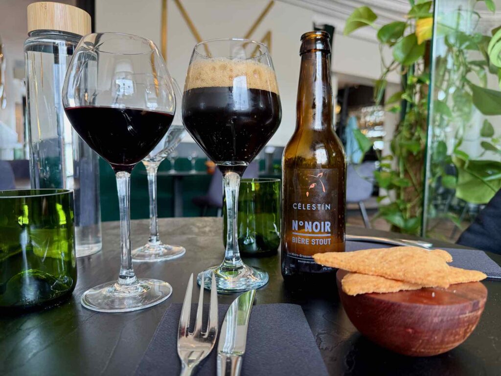 biere-Celestins-et-verre-de-vin-rouge