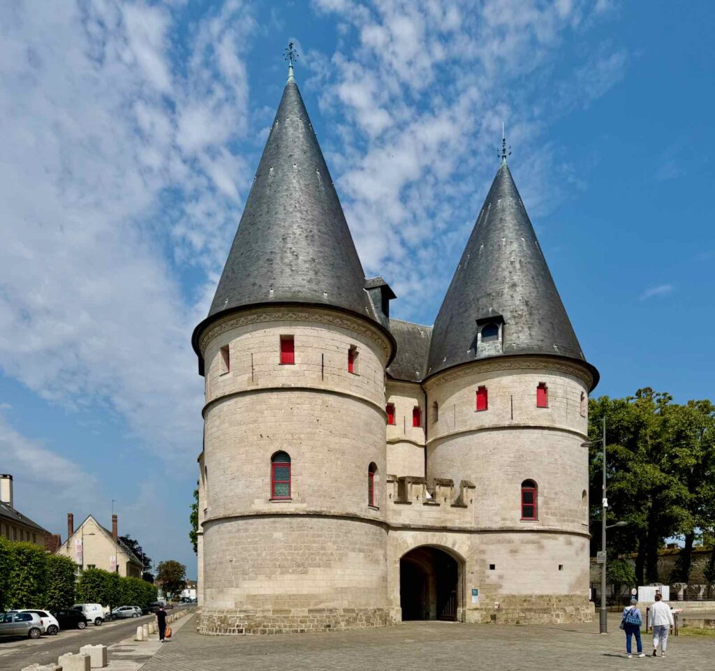 Beauvais-MUDO-deux-tours-exterieures