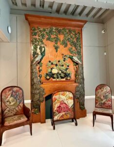 Cheminée aux paons, Auguste Delaherche, 1923-1927, bois de citronnier, grès glaçuré