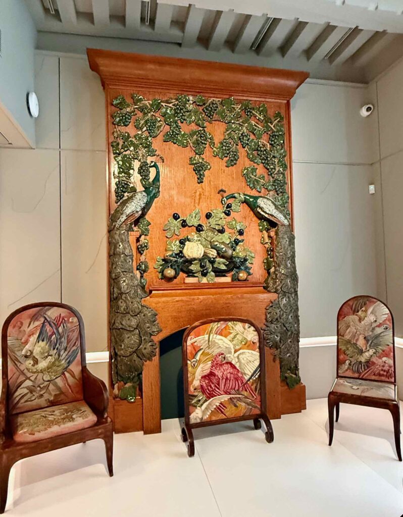 Cheminée aux paons, Auguste Delaherche, 1923-1927, bois de citronnier, grès glaçuré