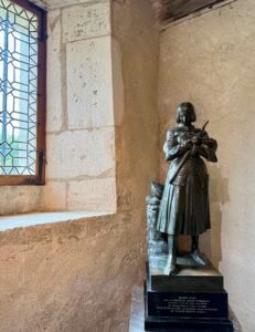 Vosges-Domrémy-la-Pucelle-maison-natale-Jeanne-d-Arc-statue-interieur