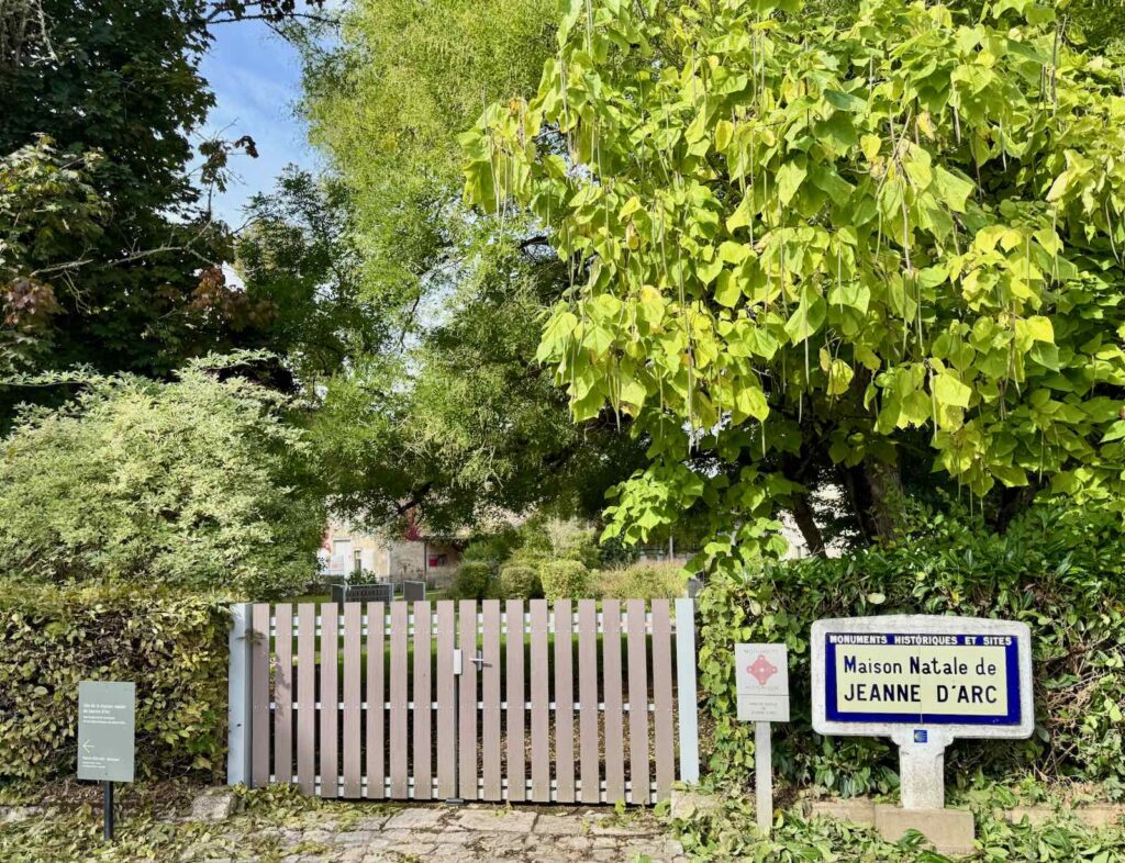 Vosges-Domrémy-la-Pucelle-panneau-maison-natale-Jeanne-d-Arc