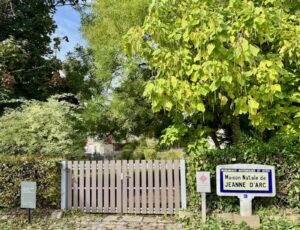 Vosges-Domrémy-la-Pucelle-panneau-maison-natale-Jeanne-d-Arc
