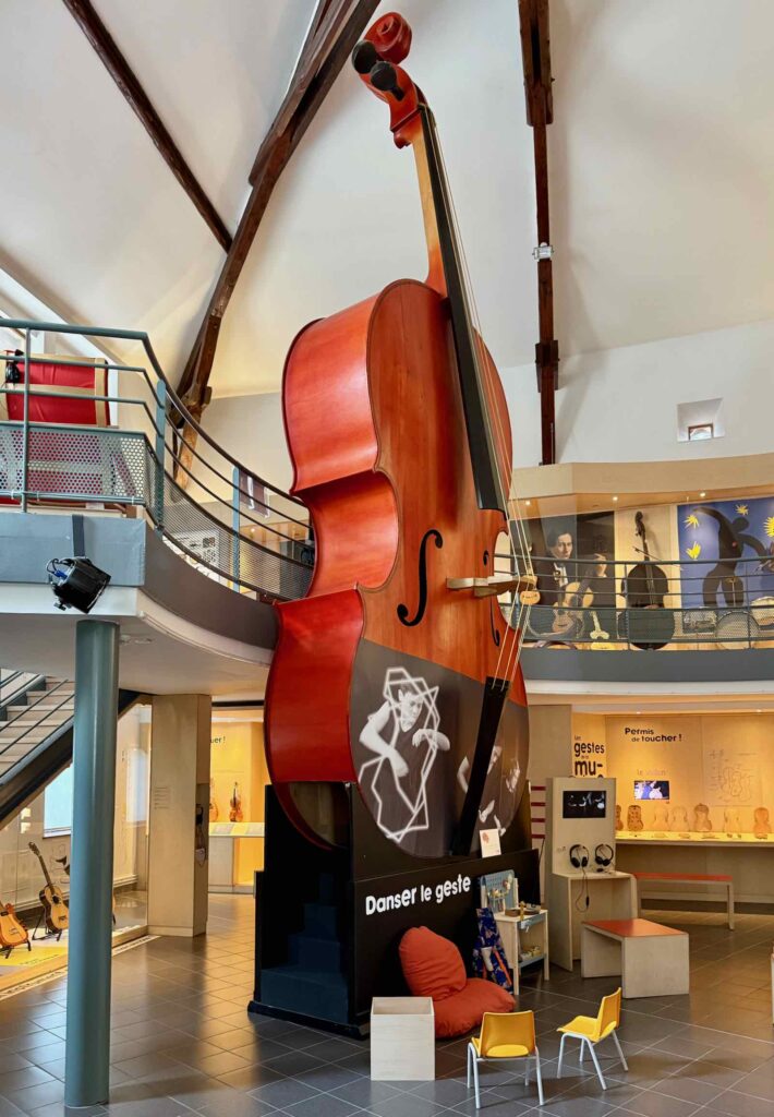 Vosges-Mirecourt-musee-de-la-lutherie-grande-salle