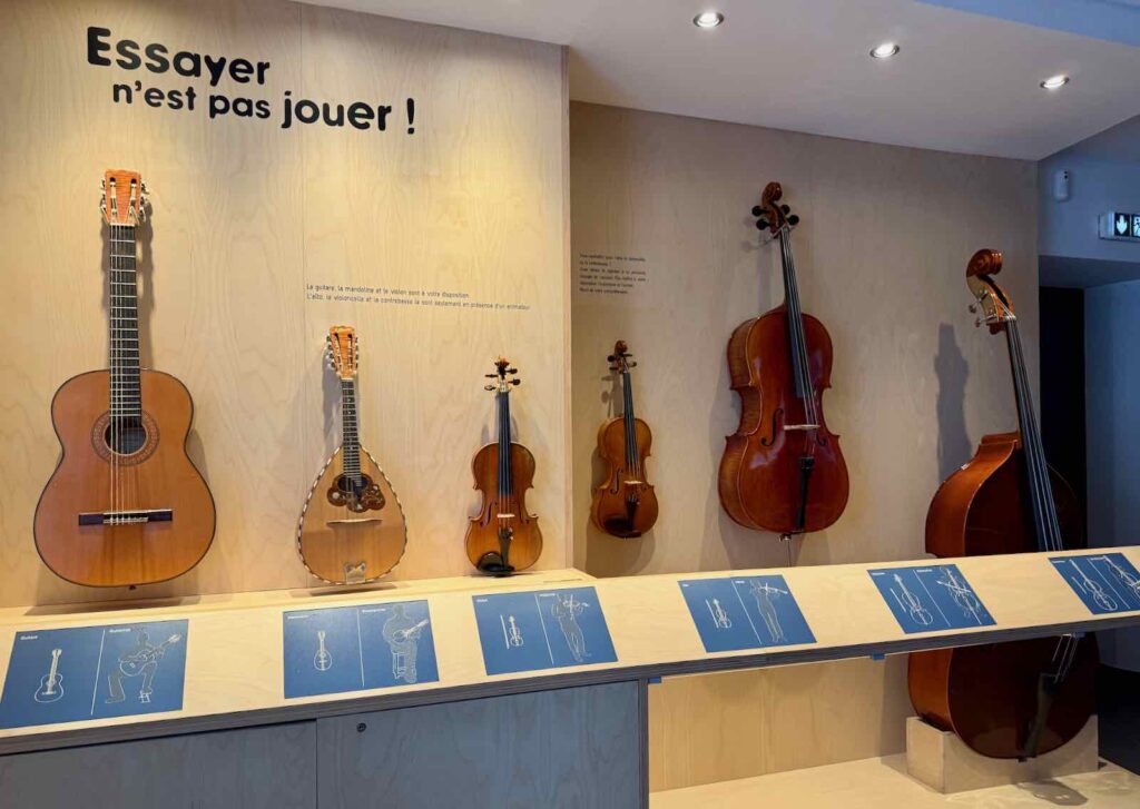 Vosges-Mirecourt-musee-de-la-lutherie-vitrine-instruments