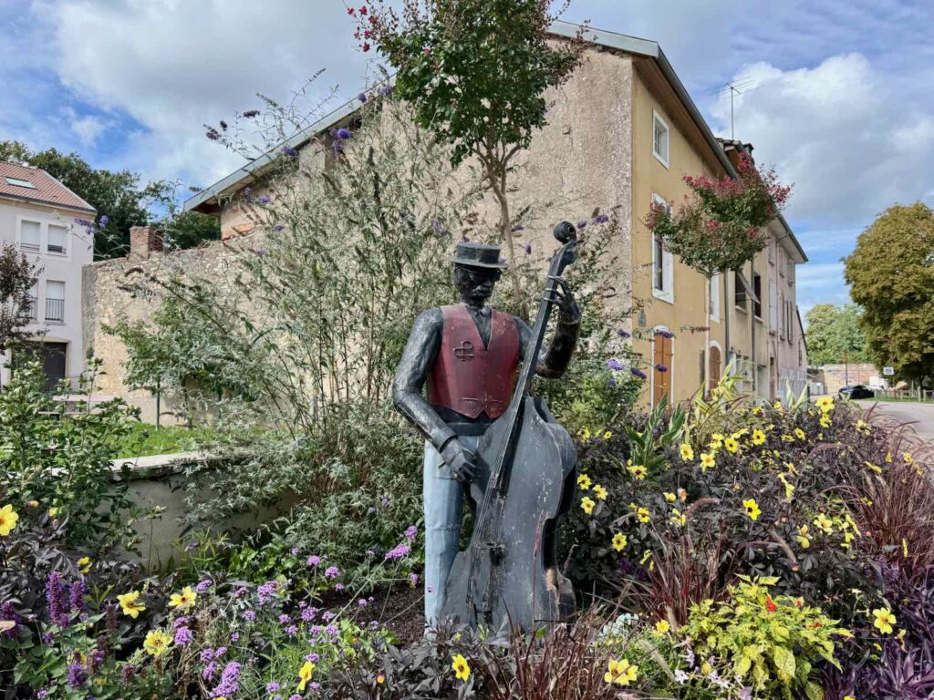 Vosges-Mirecourt-square-fleuri-et-sculpture