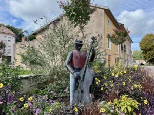 Vosges-Mirecourt-square-fleuri-et-sculpture