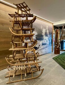 Vosges-Xonrupt-Longemer-hotel-chalet-Collet-entree-traineaux