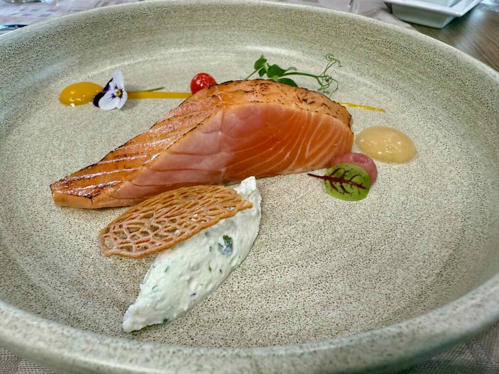 Vosges-restuarant-La-Marmite-Greux-saumon-mi-cuit