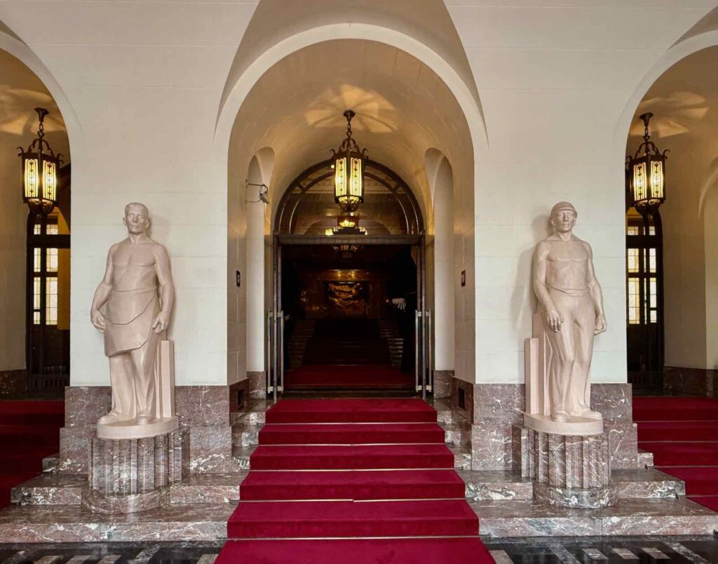 Charleroi-hotel-de-ville-entree