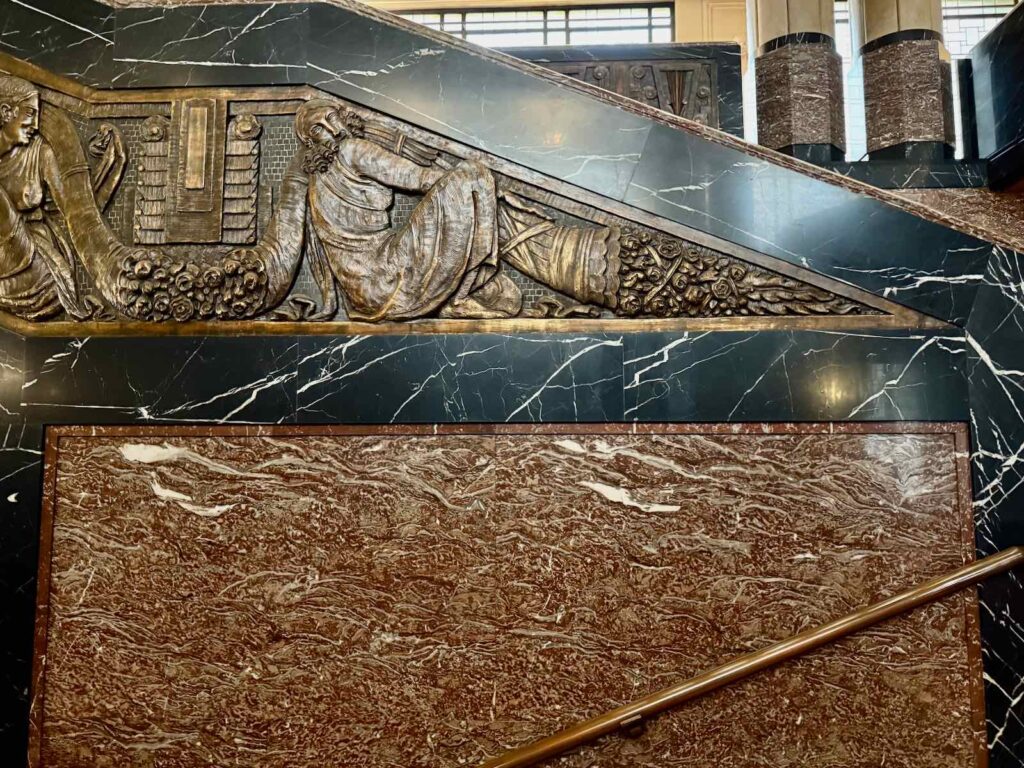 Charleroi-hotel-de-ville-escalier