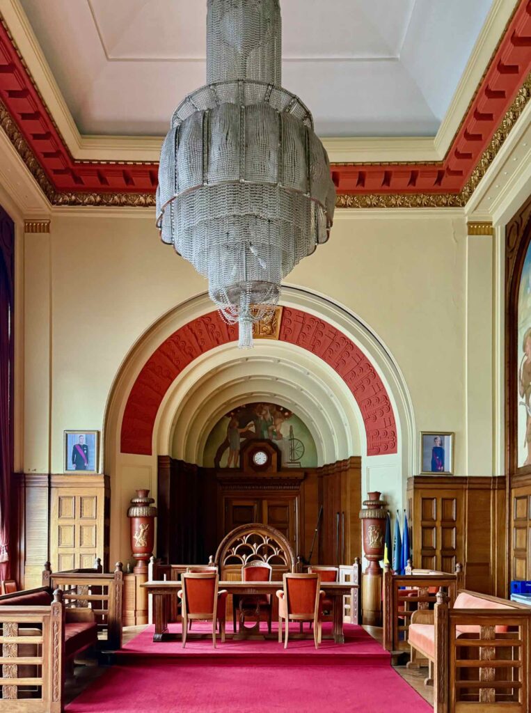 Charleroi-hotel-de-ville-salle-du-conseil-lustre