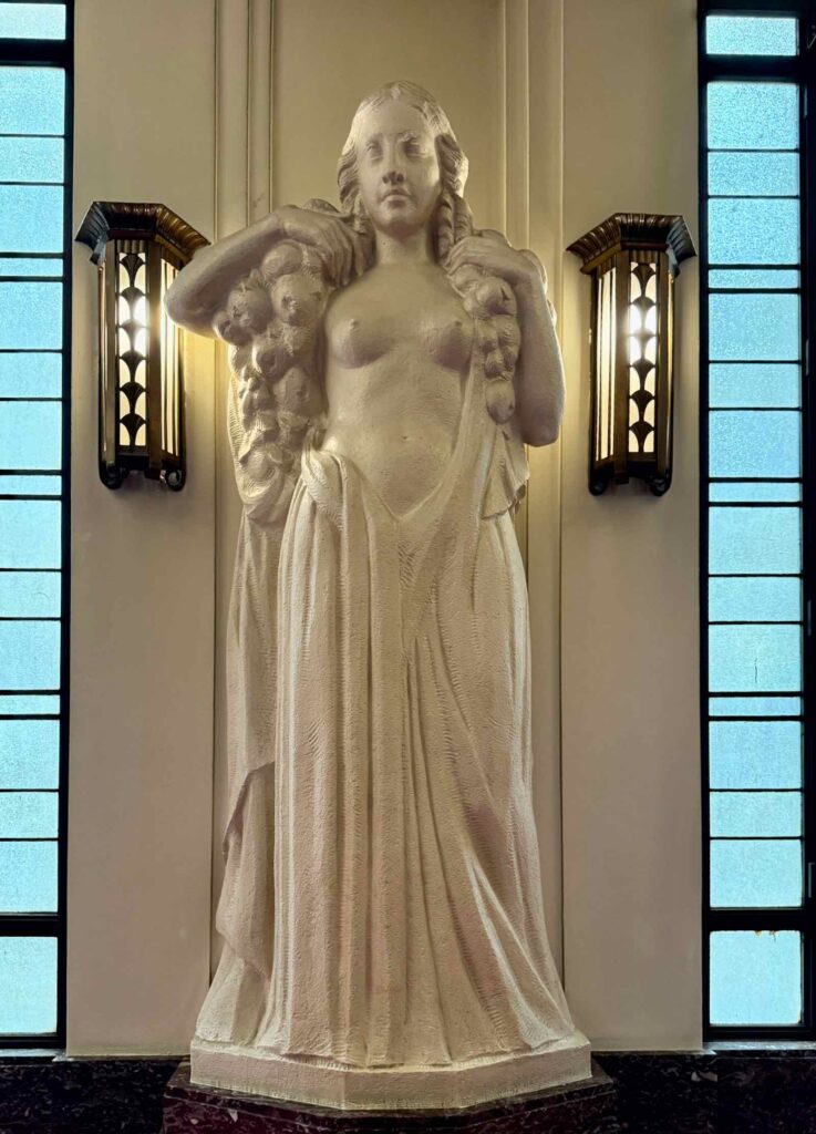 Charleroi-hotel-de-ville-statue