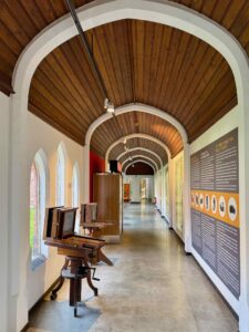 Charleroi-musee-de-la-Photographie-couloir-anciens-appareils