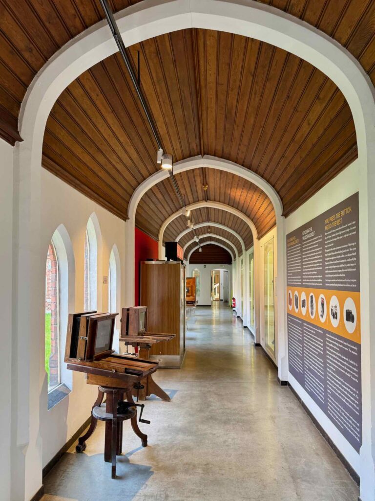 Charleroi-musee-de-la-Photographie-couloir-anciens-appareils