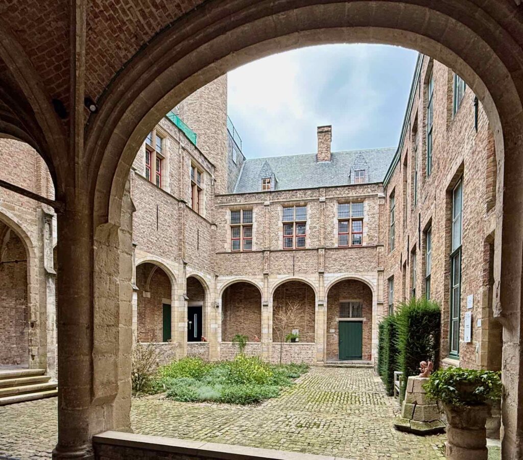 Bruges-balade-Maitres-flamands-Cour-Bladelin-cour
