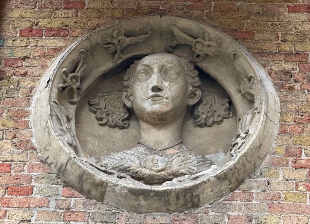 Bruges-balade-Maitres-flamands-Cour-Bladelin-medaillon-Clarice-Orsini