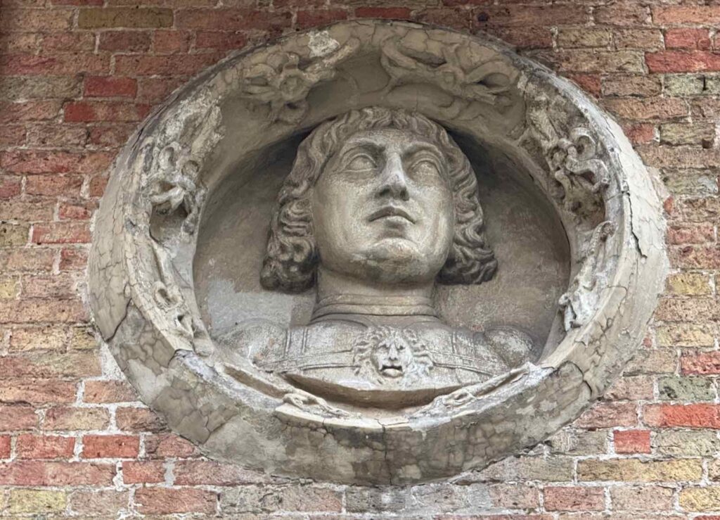 Bruges-balade-Maitres-flamands-Cour-Bladelin-medaillon-Laurent-de-Medicis