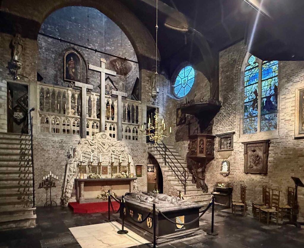 Bruges-balade-Maitres-flamands-domaine-Adornes-chapelle-interieur