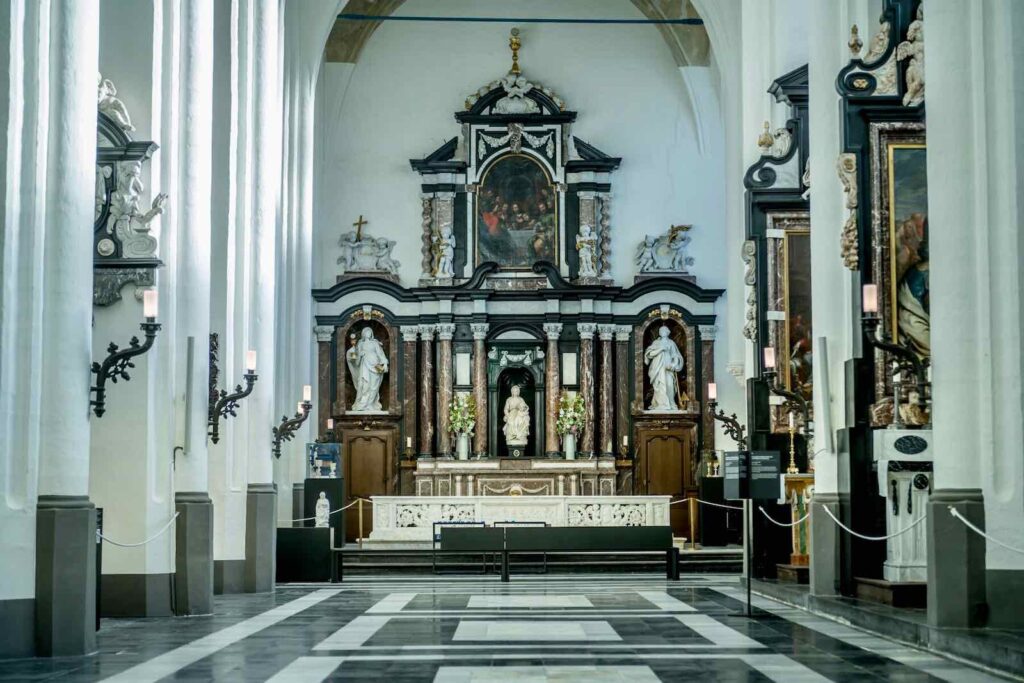 Bruges-balade-Maîtres-flamands-eglise-Notre-Dame-La-Vierge-et-l-Enfant-Michel-Ange-vue-de-loin