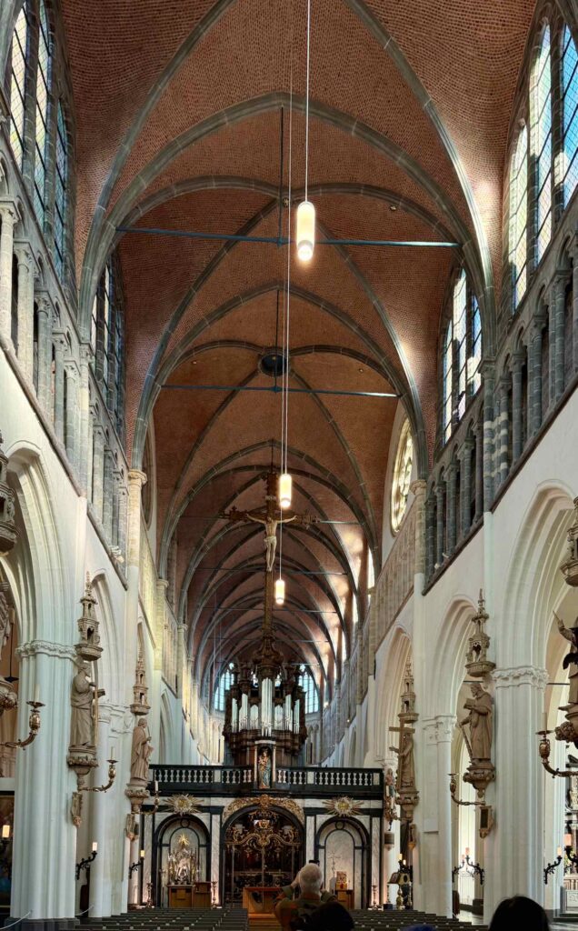 Bruges-balade-Maîtres-flamands-eglise-Notre-Dame-interieur