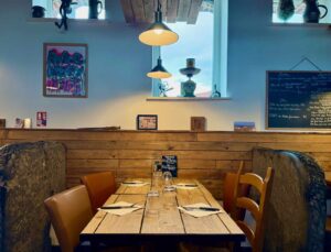 Hem-L-Etable-stalles-pierre-bleue