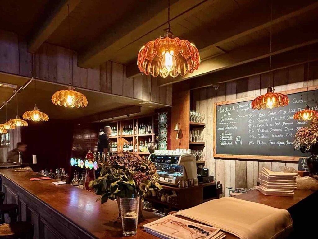 Taverne-Grenouille-bar-et-tableau-noir