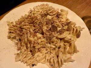 Taverne-Grenouille-eliche-crème-de-comte-truffe-blanche-et-copeaux