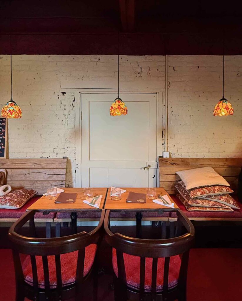 Taverne-Grenouille-table-avec-banc