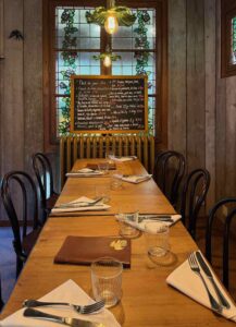 Taverne-Grenouille-table-et-vitrail