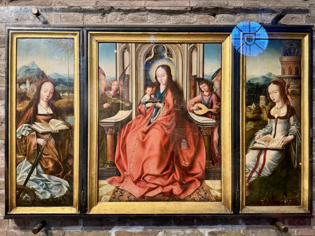 Triptyque de la Vierge à l'enfant trônant. À gauche, sainte Catherine. À droite, sainte Barbe.