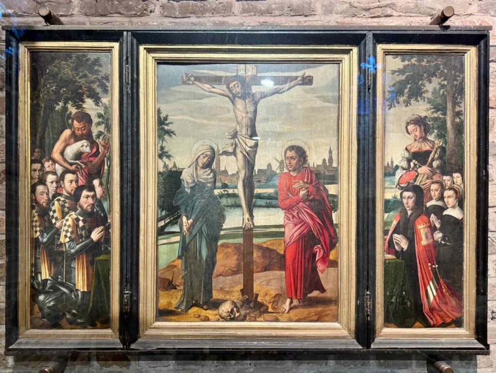 Triptyque du Christ en croix.