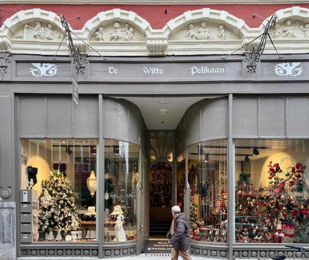 Neuf-suggestions-brugeoises-De-Witte-Pelikaan-vitrine