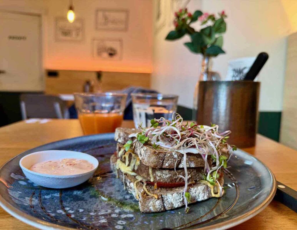 Neuf-suggestions-brugeoises-That-s-Toast-toast-sale