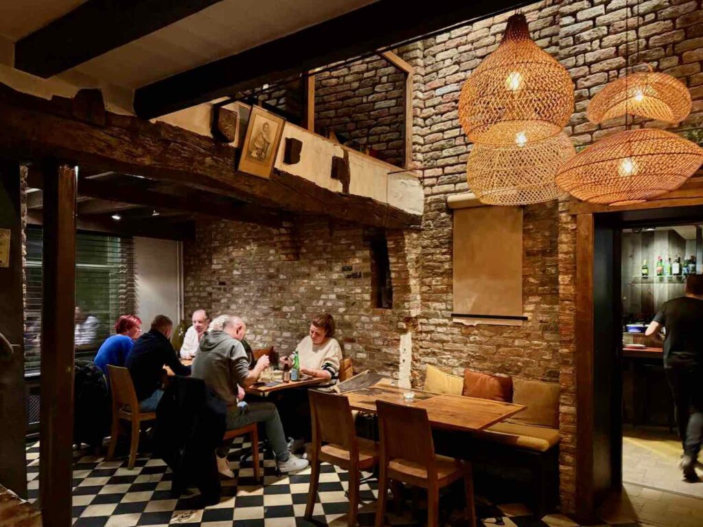 Neuf-suggestions-brugeoises-Tom-s-Diner-ambiance