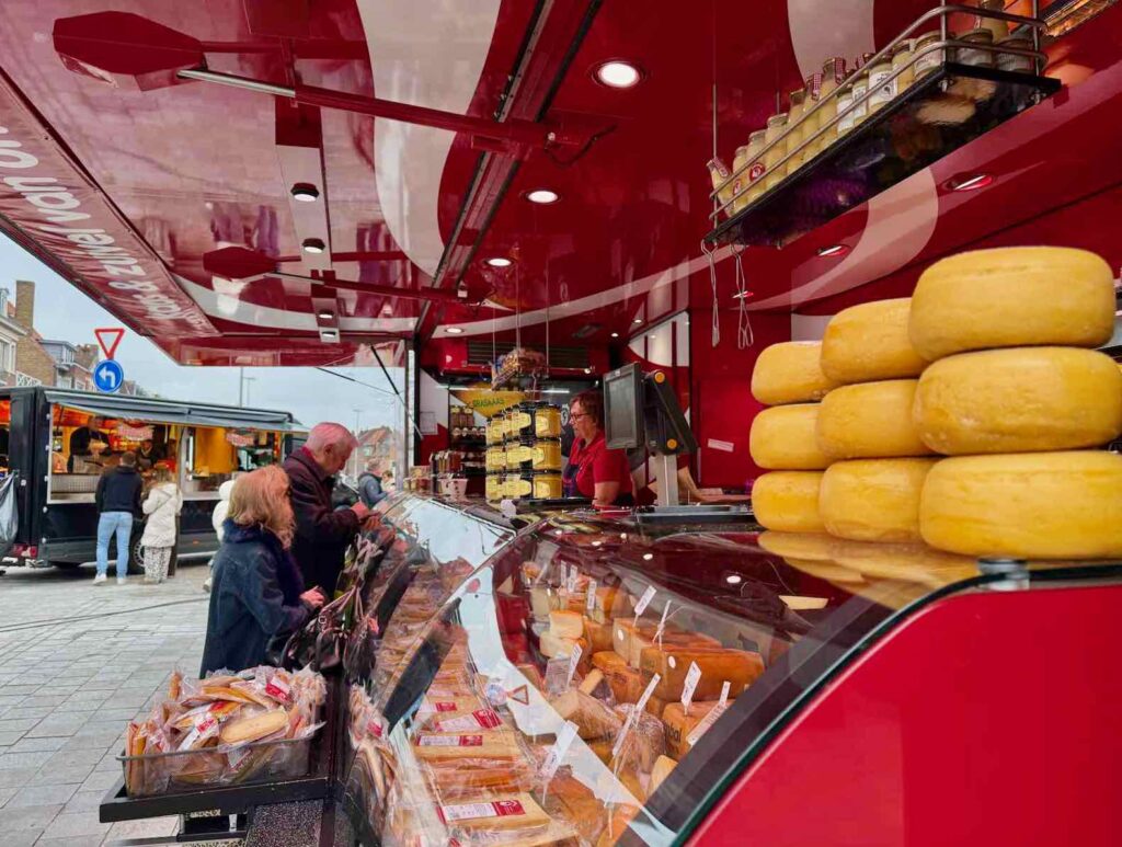 Neuf-suggestions-brugeoises-marche-t-Zand-stand-fromages