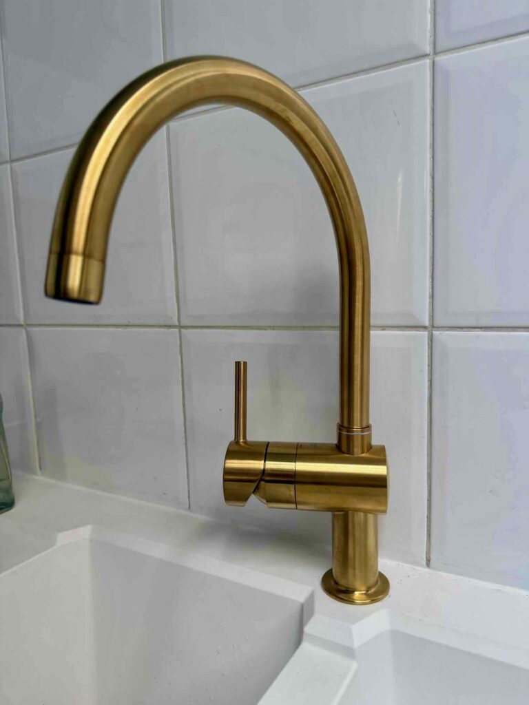 Ma-cuisine-reamanagee-.robinet-evier-laiton-brosse