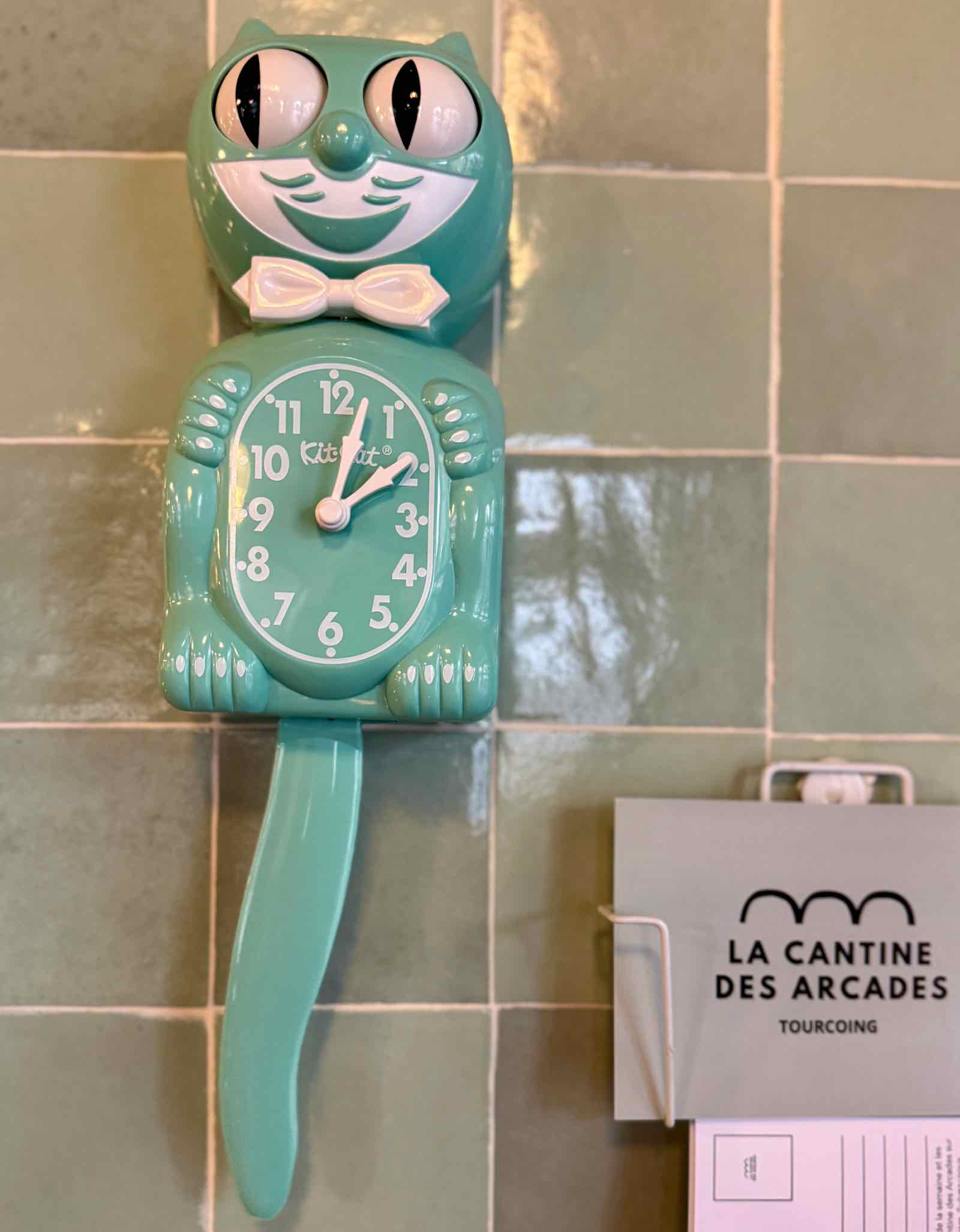La-Cantine-des-Arcades-à-Tourcoing-chat-montre