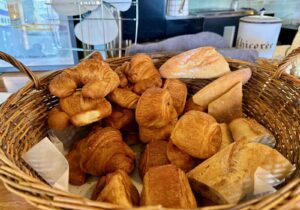 La-Cantine-des-Arcades-à-Tourcoing-corbeille-pain-et-viennoiseries