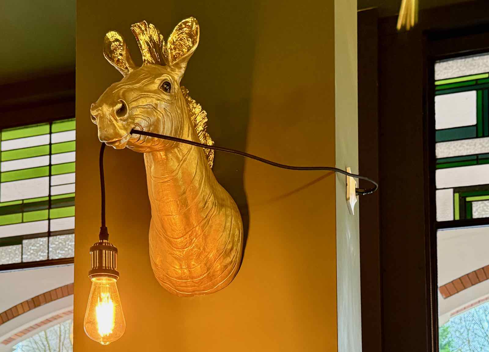 La-Cantine-des-Arcades-à-Tourcoing-deco-biche-lampe