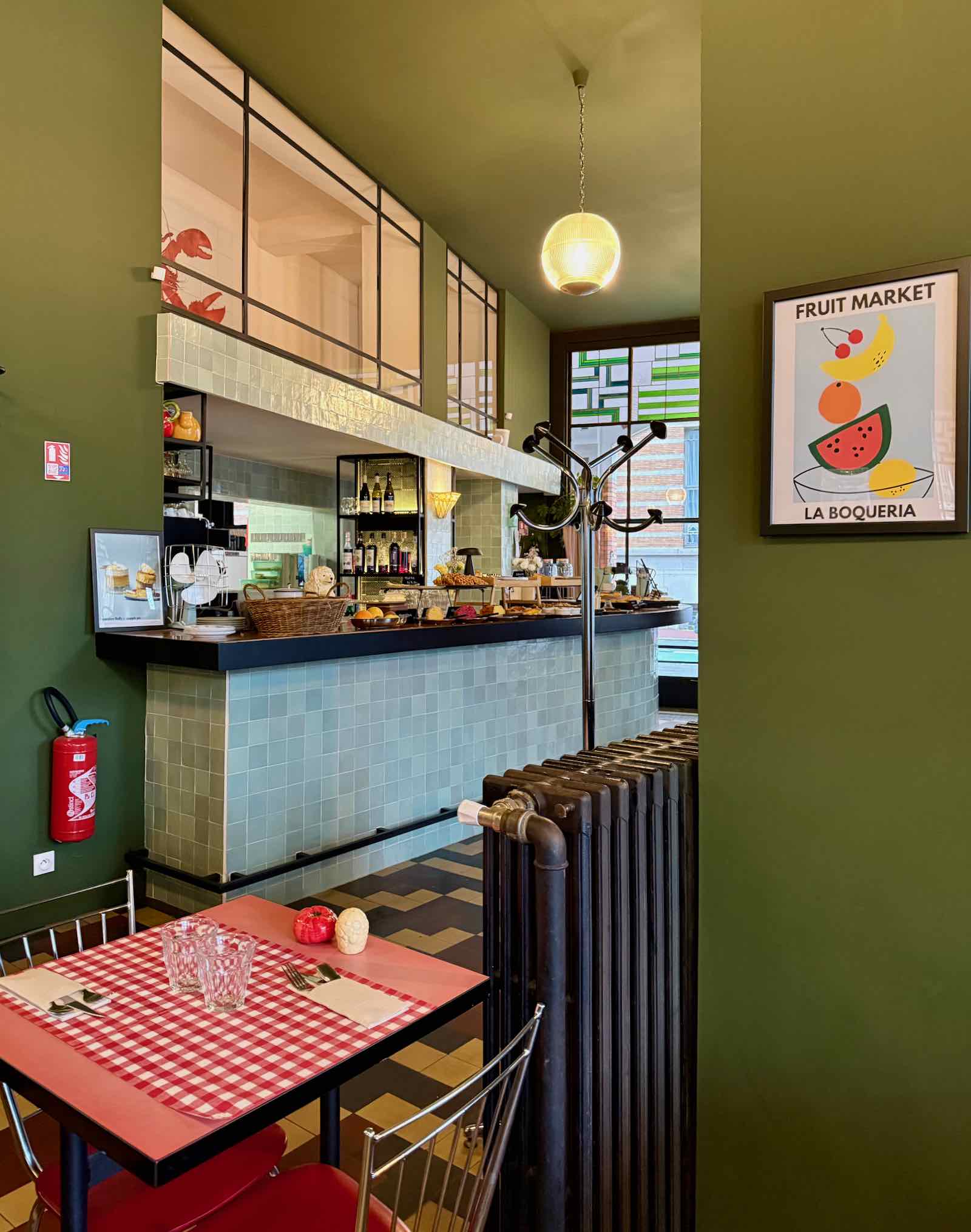 La-Cantine-des-Arcades-à-Tourcoing-table-radiateur-tableau