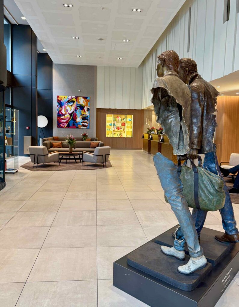 Rouen-rendez-vous-a-la-tombee-de-la-nuit-Radisson-Blu-hall-entree