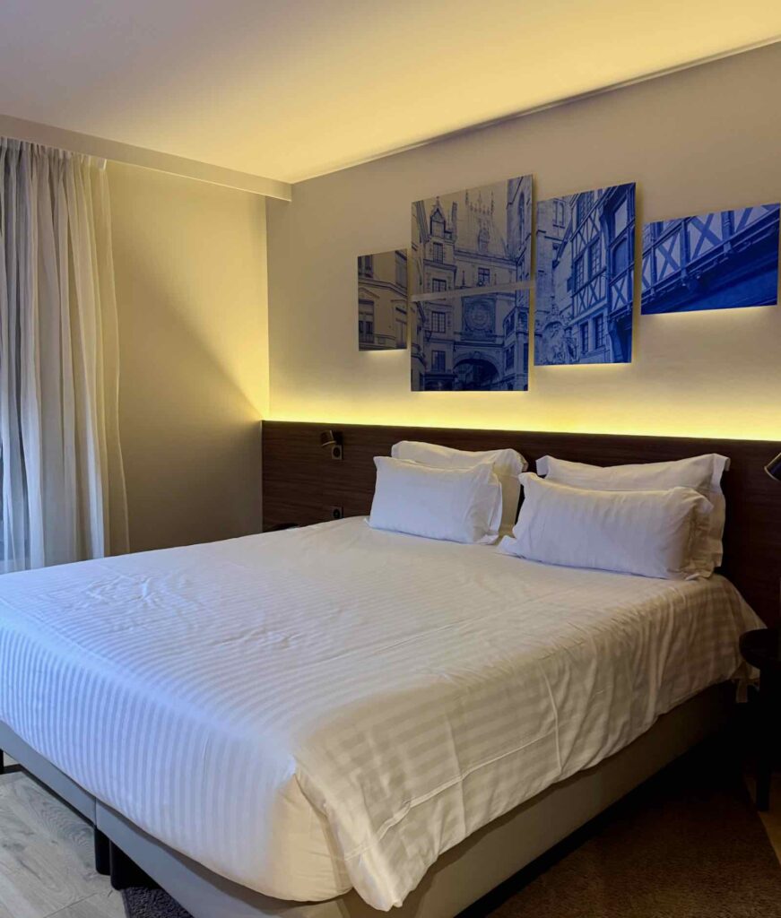 Rouen-rendez-vous-a-la-tombee-de-la-nuit-Radisson-Blu-lit