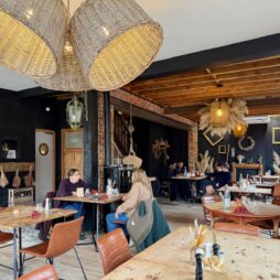 Au-Koning-van-Peene-a-Zuytpeene-salle-largeur