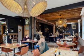 Au-Koning-van-Peene-a-Zuytpeene-salle-largeur