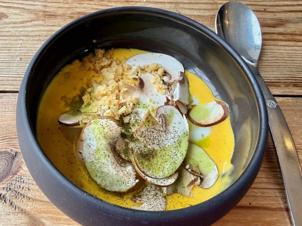 Oeuf-bio-veloute-butternut-champignons-crumble-parmesan