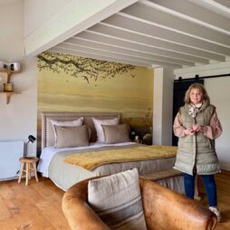 Un-Matin-de-mai-Verlincthun-L-Atelier-proprietaire-dans-chambre